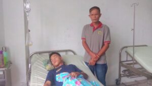 Rezeki Gea (18), siswa SMA Negeri 1 Tuhemberua, Nias Utara diopname di Puskesmas Tuhemberua karena mengalami mual, pusing, hingga muntah, diduga usai mengkonsumsi menu MBG di sekolah.