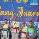 Ketua KONI Medan, Aswindy Fachrizal SE (tiga kanan) berfoto bersama kepada atlet pemenang kategori Kata Porkot cabor Karate XV 2025.
