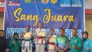 Ketua KONI Medan, Aswindy Fachrizal SE (tiga kanan) berfoto bersama kepada atlet pemenang kategori Kata Porkot cabor Karate XV 2025.