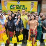 Ketua DPD Golkar Sumut Musa Rajekshah memberikan bantuan sembako kepada warga di Rusunawa Seruwai, Kecamatan Medan Labuhan, Kota Medan, Sabtu (11/10/2025).