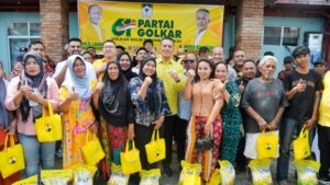Ketua DPD Golkar Sumut Musa Rajekshah memberikan bantuan sembako kepada warga di Rusunawa Seruwai, Kecamatan Medan Labuhan, Kota Medan, Sabtu (11/10/2025).