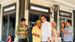 Wali Kota Medan, Rico Waas, saat mengunjungi para korban banjir di Kecamatan Medan Labuhan. (istimewa)