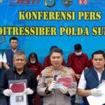 Direktur Siber Polda Sumut, Kombes Pol Doni Sembiring didampingi Kabid Humas, Kombes Pol Ferry Walintukan perlihatkan barang bukti kasus penipuan melalui pemalsuan data, Rabu (15/10/2025).