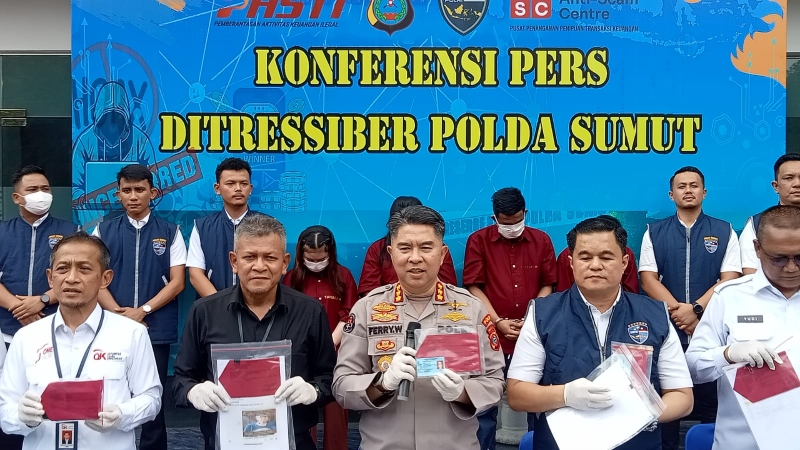 Direktur Siber Polda Sumut, Kombes Pol Doni Sembiring didampingi Kabid Humas, Kombes Pol Ferry Walintukan perlihatkan barang bukti kasus penipuan melalui pemalsuan data, Rabu (15/10/2025).