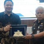 Kajati Sumut Dr Harli Siregar SH MH bersama Plt Presiden Direktur PT Angkasa Pura Aviasi Bandar Udara Internasional Kualanamu, Yosrizal Syamsuri saat menandatangani MoU. (istimewa)