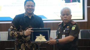 Kajati Sumut Dr Harli Siregar SH MH bersama Plt Presiden Direktur PT Angkasa Pura Aviasi Bandar Udara Internasional Kualanamu, Yosrizal Syamsuri saat menandatangani MoU. (istimewa)