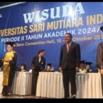 Rektor USM-Indonesia, Prof Dr Ivan Elisabeth Purba SH MKes didampingi Ketua Yayasan Sari Mutiara Indonesia Dr Parlindungan Purba SH MM menyerahan ijazah kepada wisudawati.