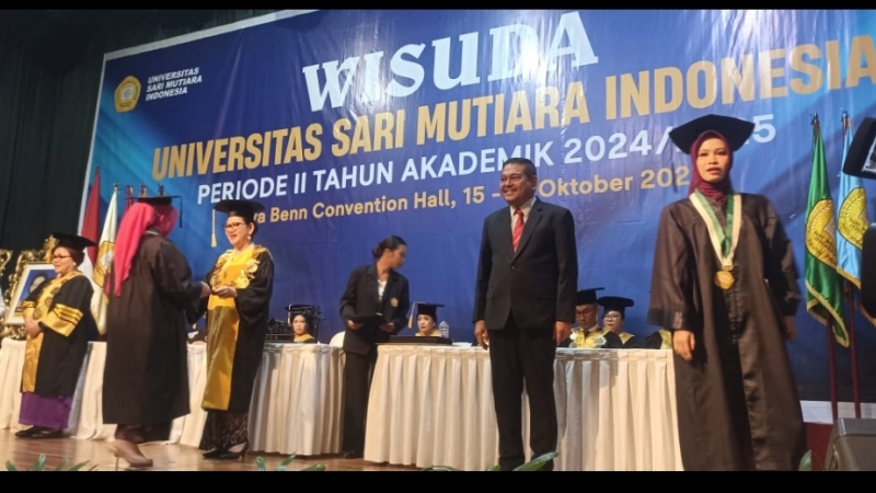 Rektor USM-Indonesia, Prof Dr Ivan Elisabeth Purba SH MKes didampingi Ketua Yayasan Sari Mutiara Indonesia Dr Parlindungan Purba SH MM menyerahan ijazah kepada wisudawati.