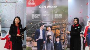 (Kiri-kanan): Direksi dan manajemen Generali Indonesia, Rebecca Tan selaku President Director and Chief Executive Officer (kiri) dan Suzwamela Zawawi selaku Operation Group Head (kanan) berfoto bersama saat peluncuran produk terbaru Generali Indonesia, GEN Wealth.