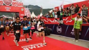 Sekdaprov Sumut, Togap Simangunsong lepas runners kategori 60 kilometer dan 28 km di even internasional Trail of the King, Samosir.