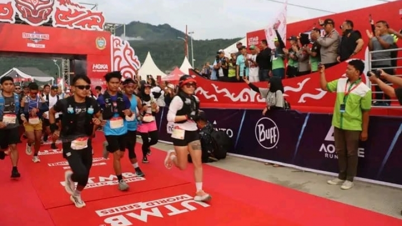 Sekdaprov Sumut, Togap Simangunsong lepas runners kategori 60 kilometer dan 28 km di even internasional Trail of the King, Samosir.