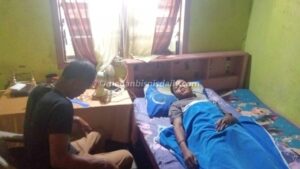 Rezeki Gea masih terbaring di rumahnya. Sudah seminggu pasca mual dan muntah-muntah usai mengkonsumi menu MBG di sekolah ia sampai sekarang belum pulih, sehingga belum bisa bersekolah kembali. (famonaha telaumbanua)