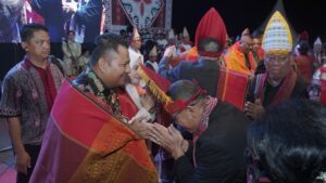 Wakil Bupati Asahan, Rianto Pekan Seni dan Budaya Daerah (PSBD) ke-6 di Lapangan PSDB, menyaksikan penampilan seni dan budaya khas Batak Toba,