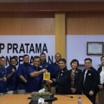 Kepala KPP Pratama Medan Belawan, Mujtahid dan staf foto bersama Ketua IKPI Cabang Medan, Ebenezer Simamora didampingi para pengurus lainnya. (istimewa)