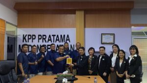 Kepala KPP Pratama Medan Belawan, Mujtahid dan staf foto bersama Ketua IKPI Cabang Medan, Ebenezer Simamora didampingi para pengurus lainnya. (istimewa)