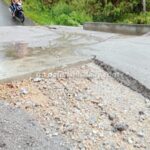 Pembangunan jembatan Lumban Silintong di Kecamatan Pagaran yang baru selesai dikerjakan tergerus banjir. Abutmen jembatan juga terlihat retak (johnson silaban)