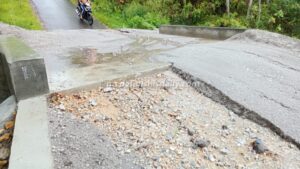 Pembangunan jembatan Lumban Silintong di Kecamatan Pagaran yang baru selesai dikerjakan tergerus banjir. Abutmen jembatan juga terlihat retak (johnson silaban)