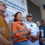 Senior Manager Community PTAR, Christine Pepah; didampingi Wabup Tapteng, Mahmud Efendi; Direktur RS Mata Mencirim 77 Medan, dr Syarifuddin; berbicara kepada wartawan di sela kegiatan operasi katarak gratis di RSUD Pandan.
