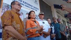 Senior Manager Community PTAR, Christine Pepah; didampingi Wabup Tapteng, Mahmud Efendi; Direktur RS Mata Mencirim 77 Medan, dr Syarifuddin; berbicara kepada wartawan di sela kegiatan operasi katarak gratis di RSUD Pandan.