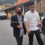 Tokoh masyarakat Hatoguan Sitanggang bersama Kasat Reskrim Polres Samosir AKP Edward Sidauruk. (robin nainggolan)