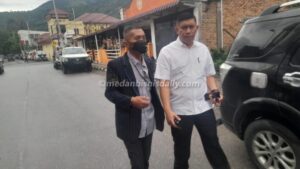 Tokoh masyarakat Hatoguan Sitanggang bersama Kasat Reskrim Polres Samosir AKP Edward Sidauruk. (robin nainggolan)