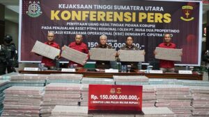 Kajati Sumut Dr Harli Siregar SH MHum memimpin penerimaan pengembalian kerugian keuangan negara dari PT Deli Megapolitan Kawasan Residensial (DMKR) dengan nilai total Rp 150 miliar untuk selanjutnya dilakukan penyitaan oleh penyidik.