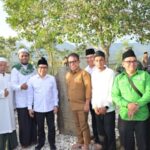Menko Muhaimin Iskandar (Cak Imin) foto bersama Bupati Tapteng, Masinton Pasaribu di lokasi Makam Papan Tinggi Barus. (istimewa)