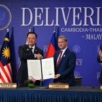 Thailand dan Kamboja menandatangani deklarasi bersama mengenai kesepakatan damai yang dijuluki 'Kesepakatan Damai KL'. Tampak Presiden AS Donald Trump dan PM Malaysia Anwar Ibrahim menyaksikan penandatanganan deklarasi damai tersebut. (detik.com)
