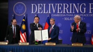Thailand dan Kamboja menandatangani deklarasi bersama mengenai kesepakatan damai yang dijuluki 'Kesepakatan Damai KL'. Tampak Presiden AS Donald Trump dan PM Malaysia Anwar Ibrahim menyaksikan penandatanganan deklarasi damai tersebut. (detik.com)