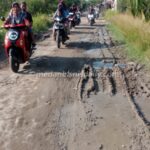 Jalan menuju Pantai Kuala Safari, Batu Bara rusak parah. (Ahmad Putra)