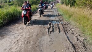 Jalan menuju Pantai Kuala Safari, Batu Bara rusak parah. (Ahmad Putra)