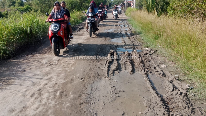 Jalan menuju Pantai Kuala Safari, Batu Bara rusak parah. (Ahmad Putra)