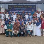 Para alumni SMP Pancasila Kecamatan Tanjung Beringin,Sergai angkatan 1985-1987 berfoto bersama dengan kepala sekolah dan guru dalam acara reuni akbar dan silaturrahmi. (julianto irwan silitonga)