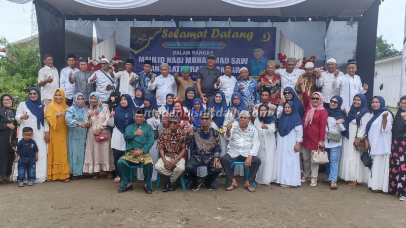 Para alumni SMP Pancasila Kecamatan Tanjung Beringin,Sergai angkatan 1985-1987 berfoto bersama dengan kepala sekolah dan guru dalam acara reuni akbar dan silaturrahmi. (julianto irwan silitonga)