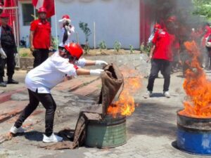 DPC PDI Perjuangan Kota Surabaya menggelar pelatihan penanggulangan kebakaran.
