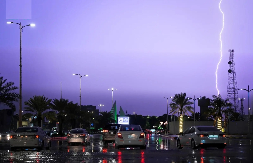 Conditions météorologiques. Orages accompagnés de vents actifs soulevant la poussière