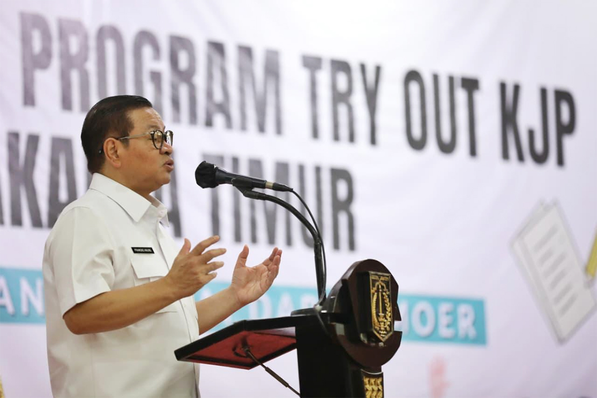 Official at the launch of a trial exam program for 12th-grade KJP scholarship recipient students in East Jakarta