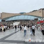 双节假期，重庆中国三峡博物馆游客接踵而至。第1眼TV-华龙网记者吴礼霜 摄