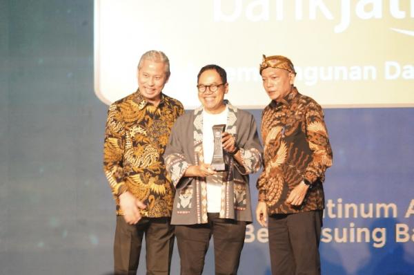 Bank Jatim meraih Platinum Award sebagai Best Issuer Bank (ATM) dalam ajang Prima Awards 2025.