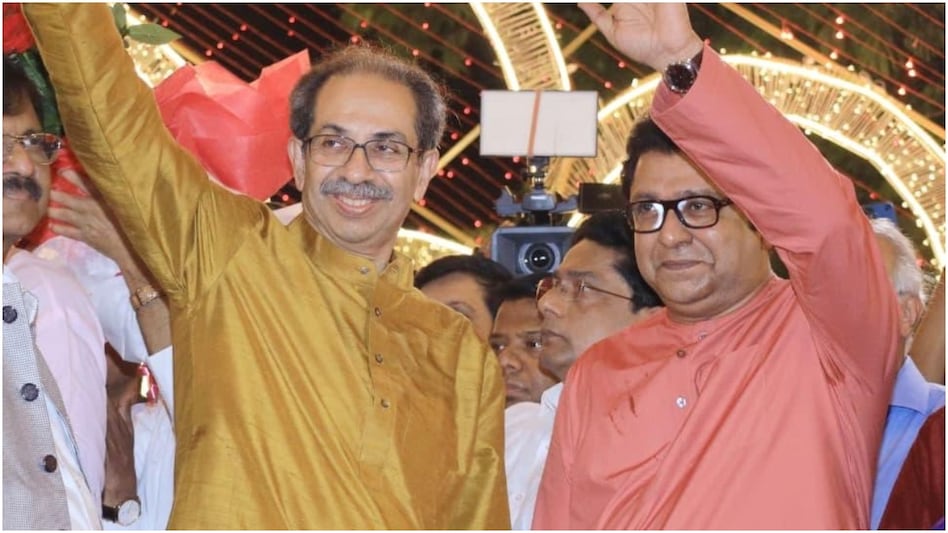 उद्धव और राज ठाकरे ने शिवाजी पार्क में आयोजित मनसे के दीपोत्सव कार्यक्रम में एकसाथ मंच साझा किया. (Photo: X/@@ShivSenaUBT_)