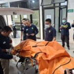 Petugas membawa kantong jenazah korban ambruknya musala Ponpes Al Khoziny, Buduran Sidoarjo ke RS Bhayangkara, Polda Jatim.
