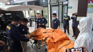 Petugas membawa kantong jenazah korban ambruknya musala Ponpes Al Khoziny, Buduran Sidoarjo ke RS Bhayangkara, Polda Jatim.