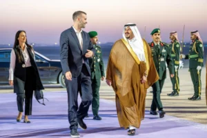 كان في استقبال الوفود نائب أمير منطقة الرياض الأمير محمد بن عبدالرحمن بن عبدالعزيز