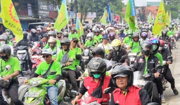 Workers Surround Tangerang City Government Office, Demand 2026 Minimum Wage Increase by 11 Percent