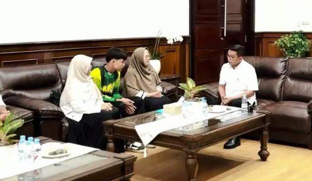 Peaceful Resolution: Andra Soni Mediates Between Students Caught Smoking and the Principal of SMAN 1 Cimarga