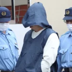 送検のため、札幌白石署を出る安田和輝容疑者＝12日午前9時、札幌市白石区