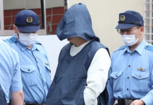 送検のため、札幌白石署を出る安田和輝容疑者＝12日午前9時、札幌市白石区