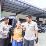 Seorang emak-emak asal Kediri menjadi korban penipuan kambing di Jombang. Pelaku berpura-pura membeli, lalu membawa kabur delapan ekor kambing senilai Rp23 juta. Polisi berhasil menangkapnya di Nganjuk. Foto iNewsSurabaya/zainul