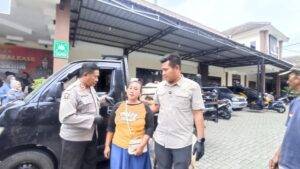 Seorang emak-emak asal Kediri menjadi korban penipuan kambing di Jombang. Pelaku berpura-pura membeli, lalu membawa kabur delapan ekor kambing senilai Rp23 juta. Polisi berhasil menangkapnya di Nganjuk. Foto iNewsSurabaya/zainul