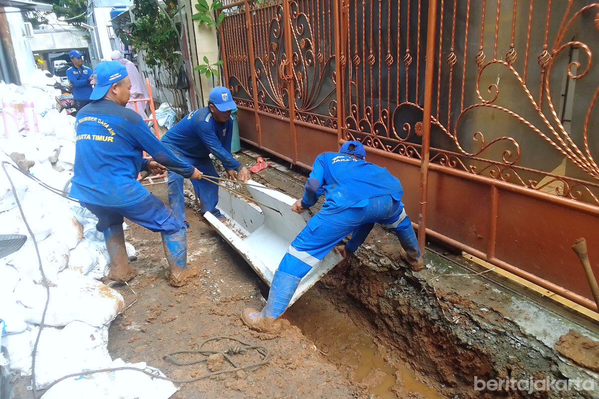 Process of installing u-ditch concrete into the water channel in Kelapa Dua Wetan
